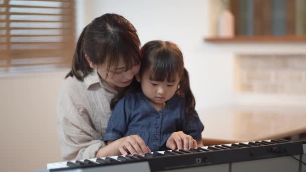 Ebeveyn Çocuk Piyano Çalışıyor — Stok video