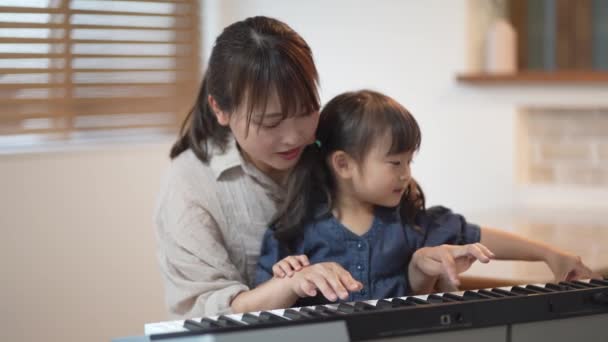 Rodič Dítě Cvičí Hru Klavír — Stock video