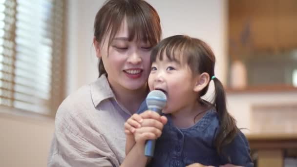 Rodzic Dziecko Cieszą Się Karaoke Domu — Wideo stockowe