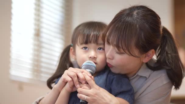 Eltern Und Kind Genießen Karaoke Hause — Stockvideo