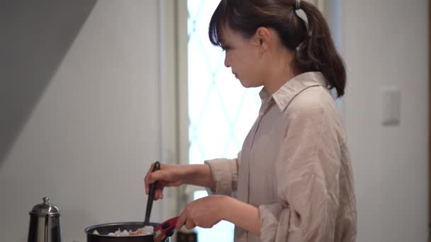 Bild Kvinna Matlagning — Stockvideo