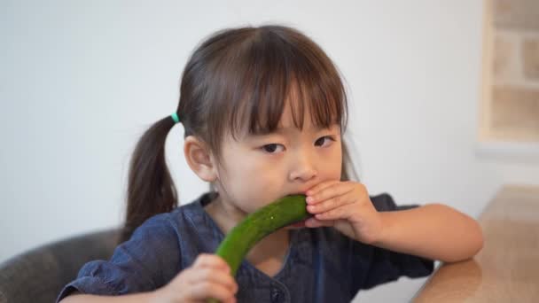 一个女孩吃黄瓜的照片 — 图库视频影像