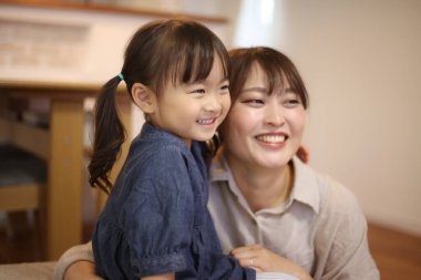 Ebeveynler ve çocuklar televizyon izliyor.