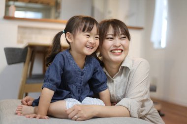 Ebeveynler ve çocuklar televizyon izliyor.