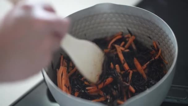 Жарить Хиджики Морковь — стоковое видео