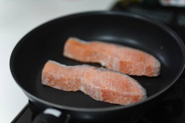 Donmuş somon nasıl kızartılır?