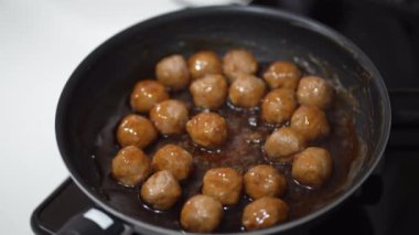 Tatlı ve ekşi soslu köfte yapmayı.