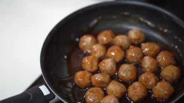 Tatlı ve ekşi soslu köfte yapmayı.