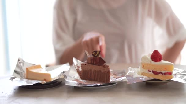 Bir Kadın Hangi Pastayı Yiyeceğini Düşünür — Stok video