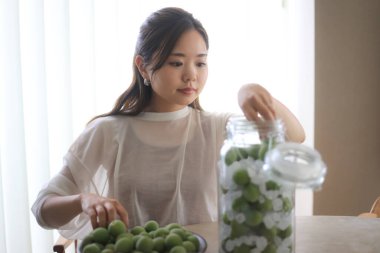 Erik şarabı yapan bir kadın.