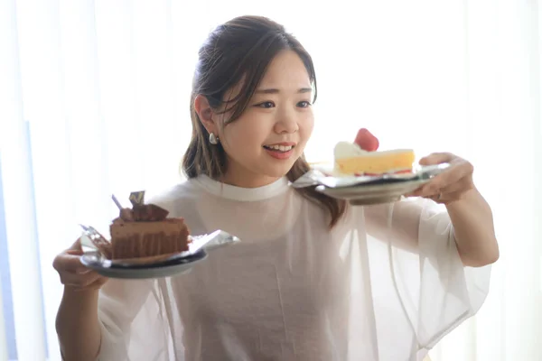 Hangi Pastayı Yiyeceğini Merak Eden Bir Kadın — Stok fotoğraf