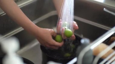 Erik yıkayan bir kadın resmi