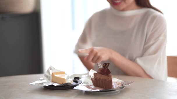 Eine Frau Fragt Sich Welchen Kuchen Sie Essen Soll — Stockvideo