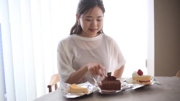 Uma Mulher Preocupa Com Qual Bolo Comer — Vídeo de Stock