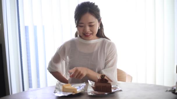 Hangi Pastayı Yiyeceğini Merak Eden Bir Kadın — Stok video