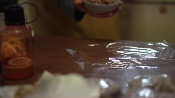 Жінка Обгортає Рис Пластиковій Упаковці — стокове відео