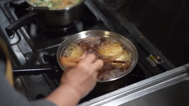 Uma Mulher Fazendo Raiz Lótus Frito — Vídeo de Stock