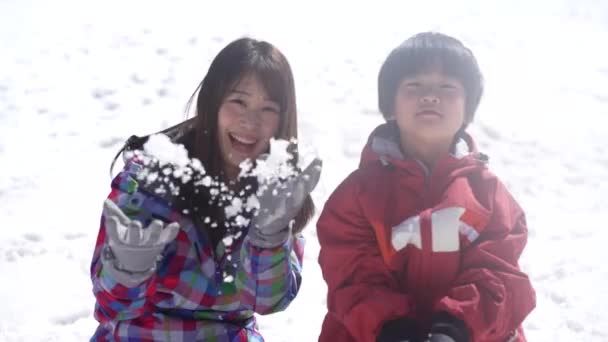 Rodzic Dziecko Bawią Się Śniegu — Wideo stockowe
