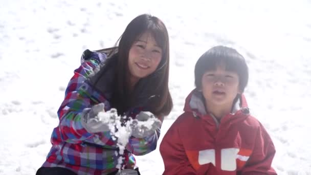 Orangtua Dan Anak Bermain Salju — Stok Video
