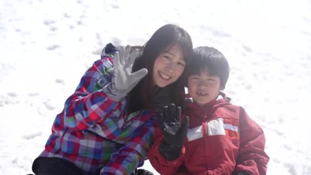 父母和孩子在雪地里玩耍 — 图库视频影像