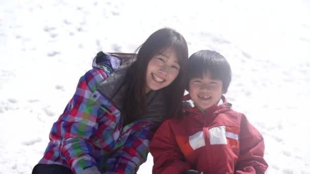 Szülő Gyermek Játszik Hóban — Stock videók