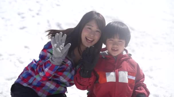 Orangtua Dan Anak Bermain Salju — Stok Video