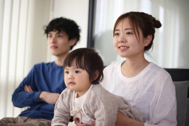 Aile TV 'de maç izliyor.