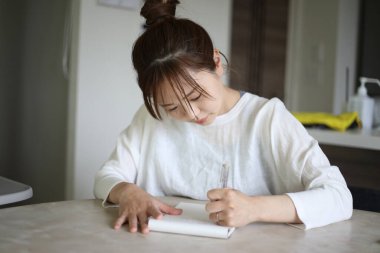 kadın bir mektup yazma