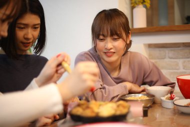 Takoyaki yapan bir kadın.