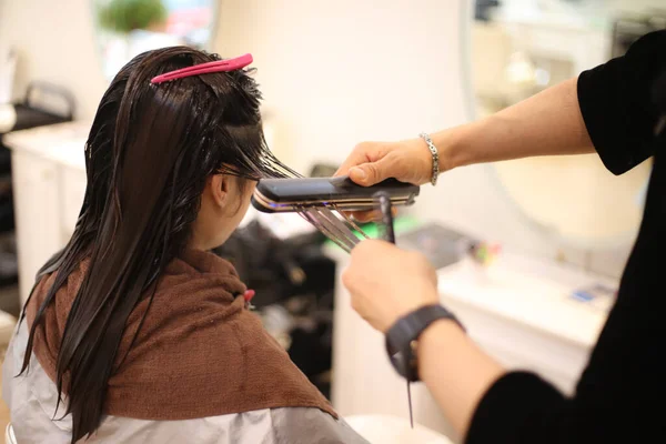 Peluquería Masculina Aplicando Rizador Cabello Mujer — Foto de Stock