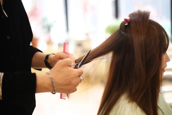 Male Hairdresser Cutting Women Hair — Stock Photo, Image