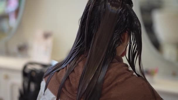 Mężczyzna Fryzjer Stosując Lokówki Włosów Kobiety — Wideo stockowe