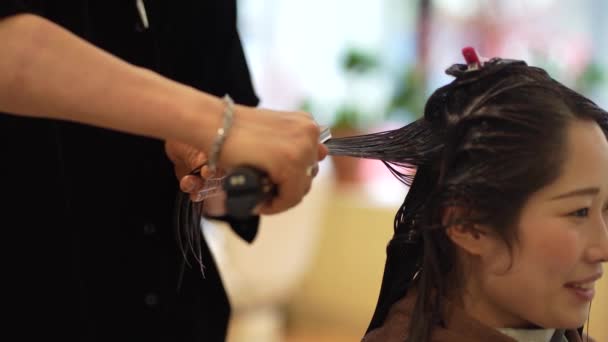 Чоловічий Перукар Наносить Завивання Заліза Волосся Жінки — стокове відео