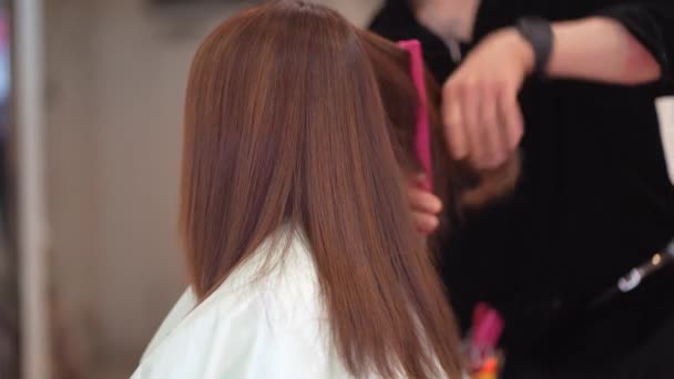 Männlicher Friseur Schneidet Frauen Die Haare — Stockvideo