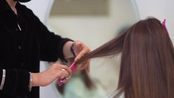 Penata Rambut Pria Memotong Rambut Wanita — Stok Video