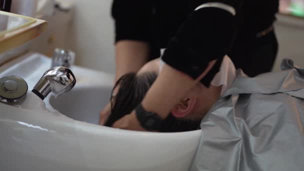 男理发师洗女人的头发 — 图库视频影像