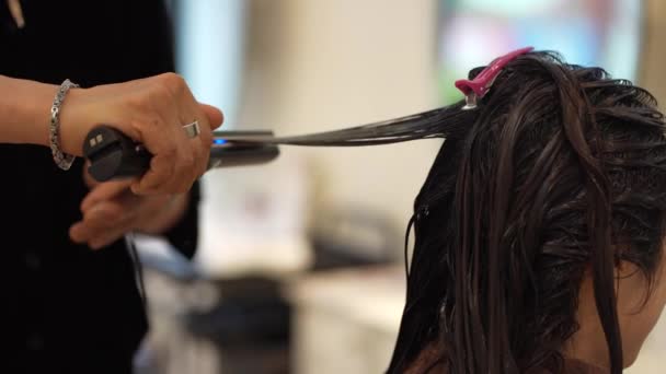 Mężczyzna Fryzjer Stosując Lokówki Włosów Kobiety — Wideo stockowe