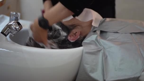 Άνδρας Κομμωτής Πλύνει Γυναικεία Μαλλιά — Αρχείο Βίντεο