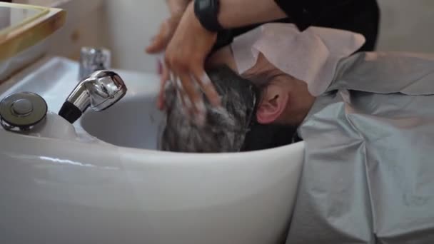 Manlig Hårfrisör Tvätta Kvinnors Hår — Stockvideo