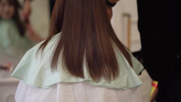 男理发师剪头发 — 图库视频影像
