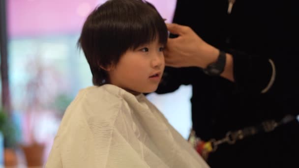 Чоловічий Перукар Стрижки Волосся Хлопчика — стокове відео