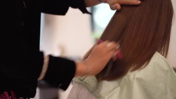 Mężczyzna Fryzjer Cięcia Włosy Kobiet — Wideo stockowe