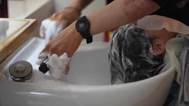 Männlicher Friseur Wäscht Jungen Die Haare — Stockvideo