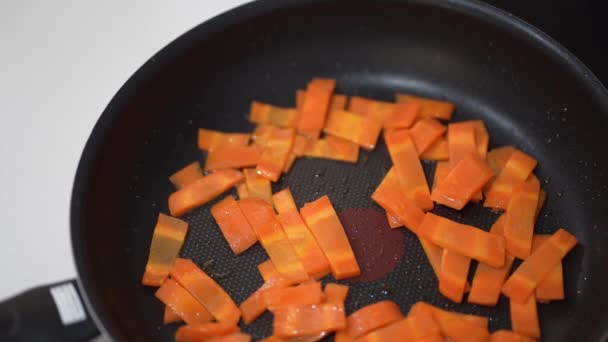 Cómo Freír Zanahorias Una Sartén — Vídeos de Stock