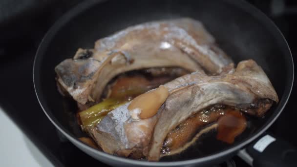 Приготовить Тушеную Рыбу — стоковое видео