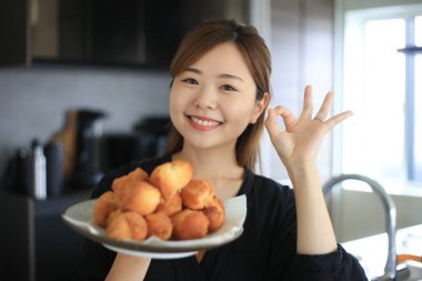 El yapımı sata andgi olan kadın.