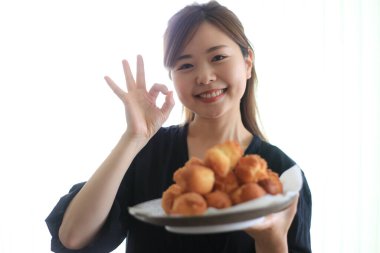 El yapımı sata andgi olan kadın.