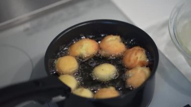 Sata andgi yapan bir kadın.