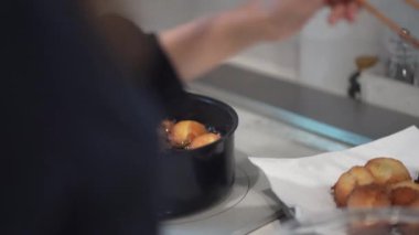 Sata andgi yapan bir kadın.