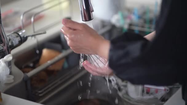 女性は調理器具を洗う — ストック動画